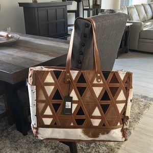 Boho/western Myra bag weekender! 🤩🎉 Western style with cow pattern fur.
